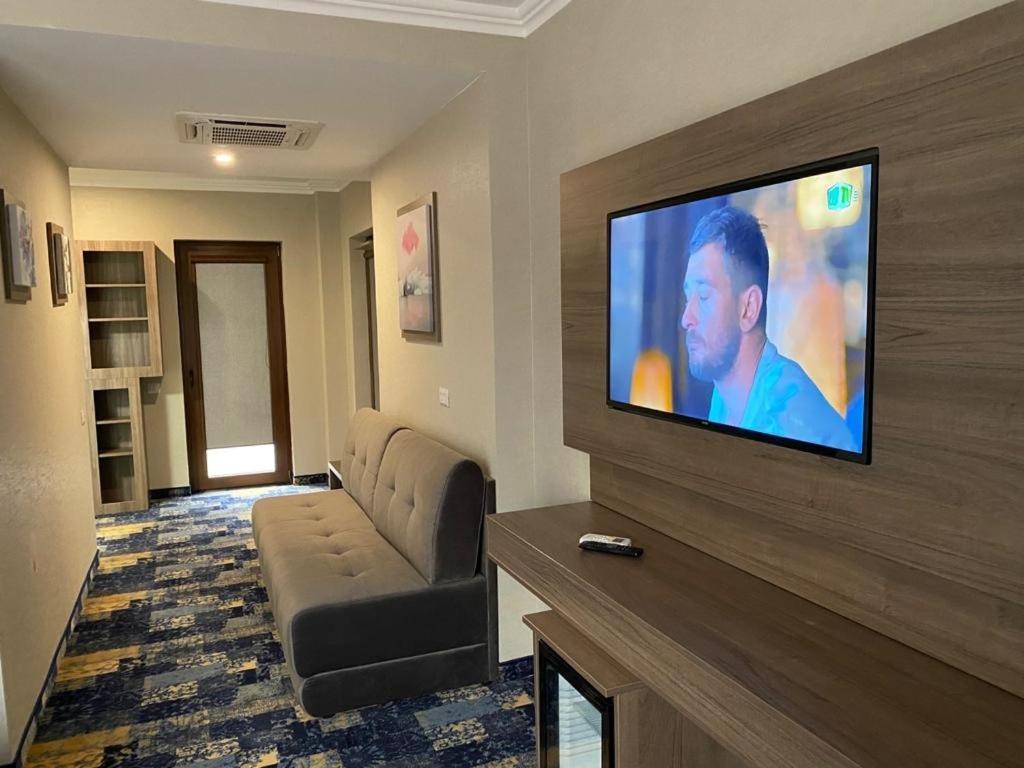Hotel Yarus Plus Плоешти Экстерьер фото