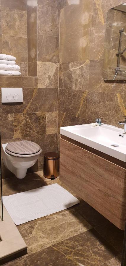 Hotel Yarus Plus Плоешти Экстерьер фото