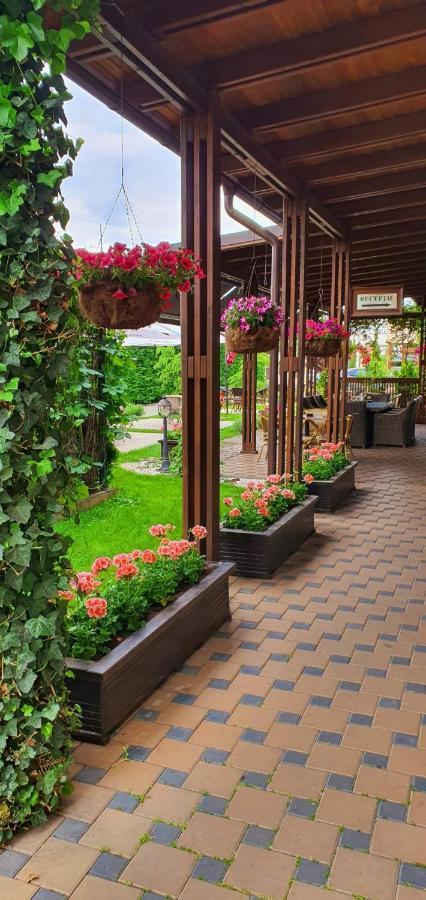 Hotel Yarus Plus Плоешти Экстерьер фото