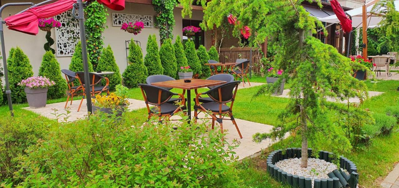 Hotel Yarus Plus Плоешти Экстерьер фото