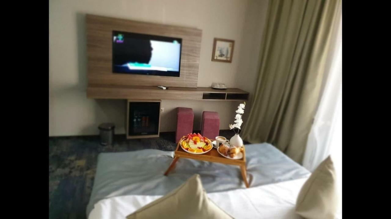 Hotel Yarus Plus Плоешти Экстерьер фото
